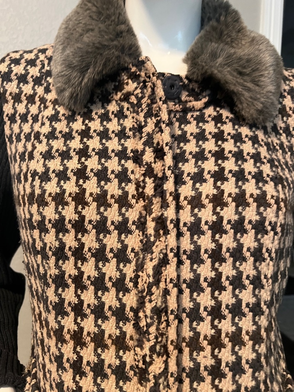 CAbi jacket with sweater sleeves and removable fur neckline. Size 8 - Picture 2 of 14